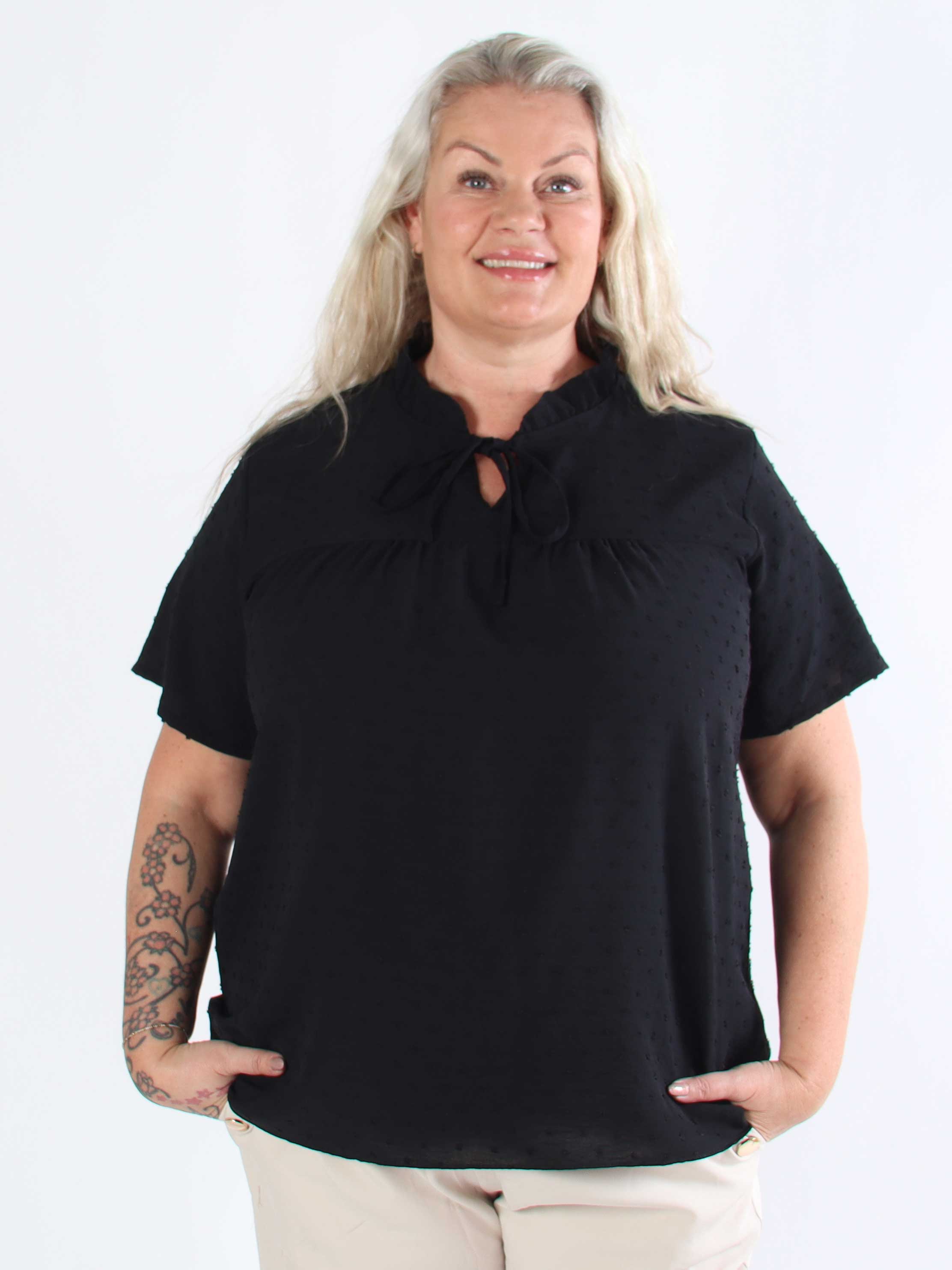 Bloom - Sød plus size tunika med flæsekant og sløjfe